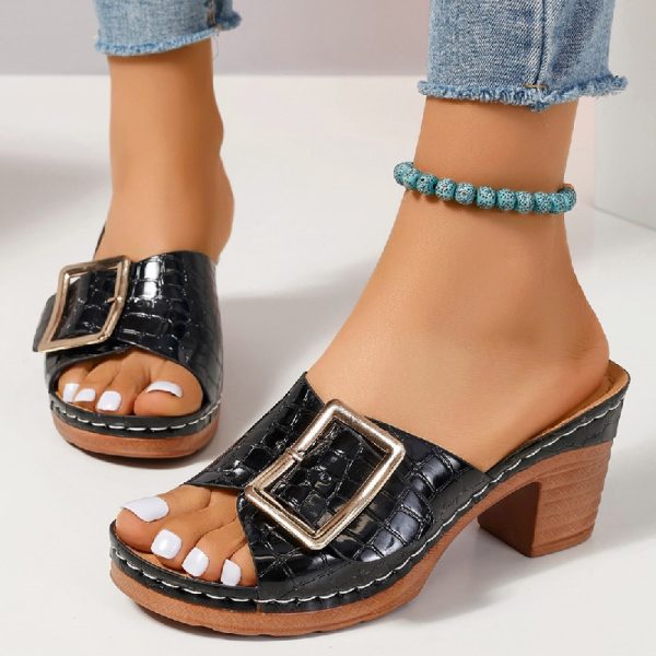 Sandal i emittert krokodilleskinn for dame.