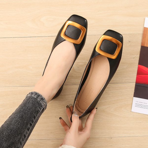 Stilfull slip-on pumps med en dekor og firkantet tå
