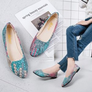 Fargerike flate slip-on pumps