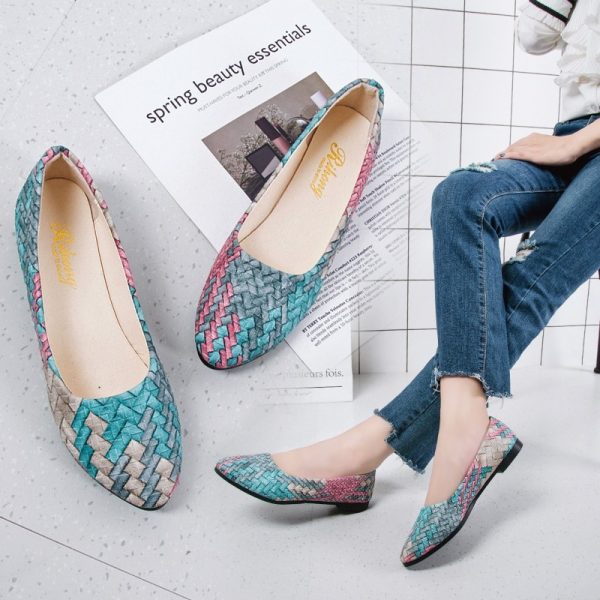 Fargerike flate slip-on pumps